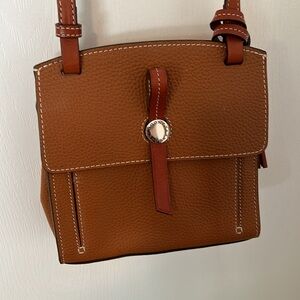 Dooney &Bourke crossbody bag. Great condition long strap that can shorten.